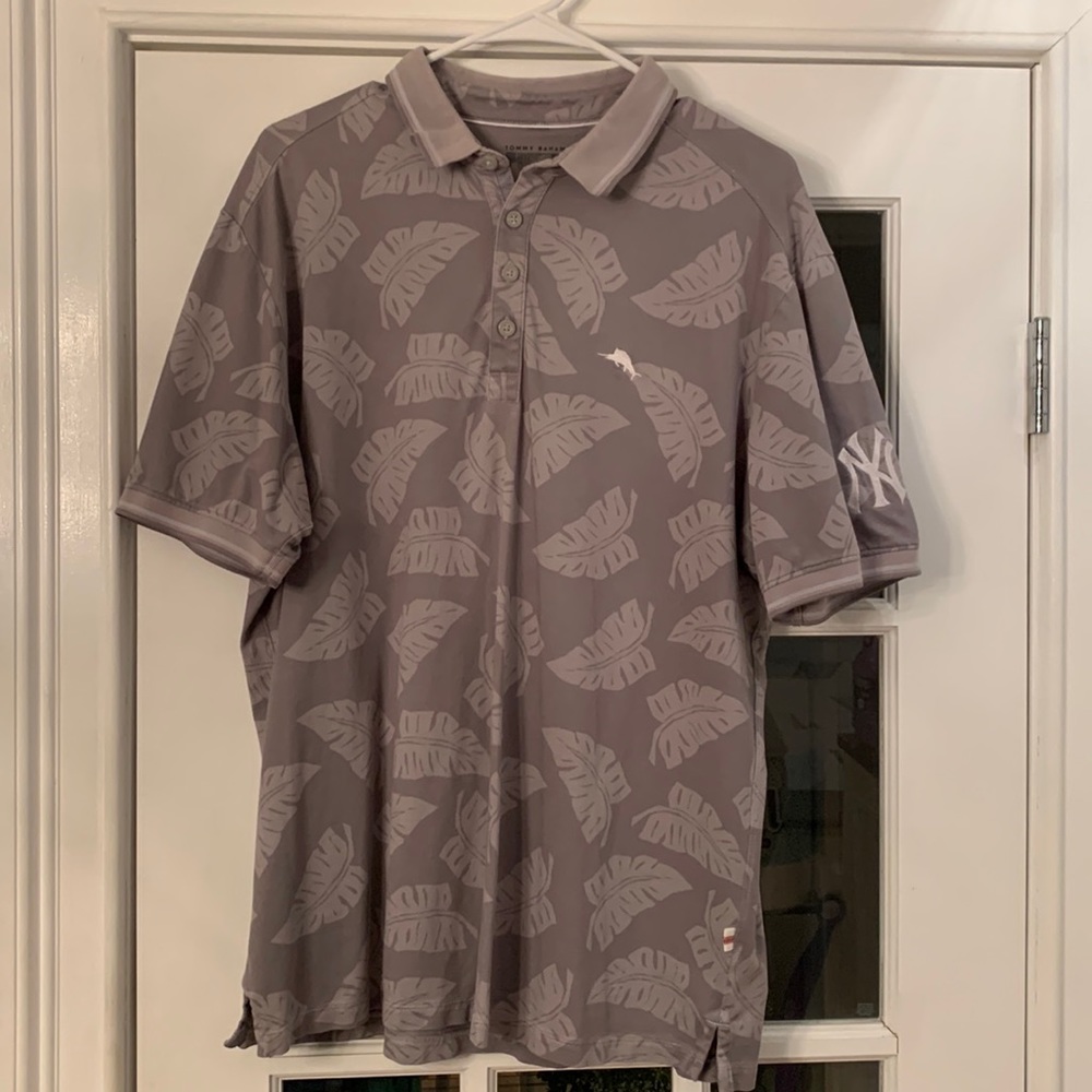 NEW YORK YANKEE TOMMY BAHAMA! Size large. Perfect for the yankee fan in ur life